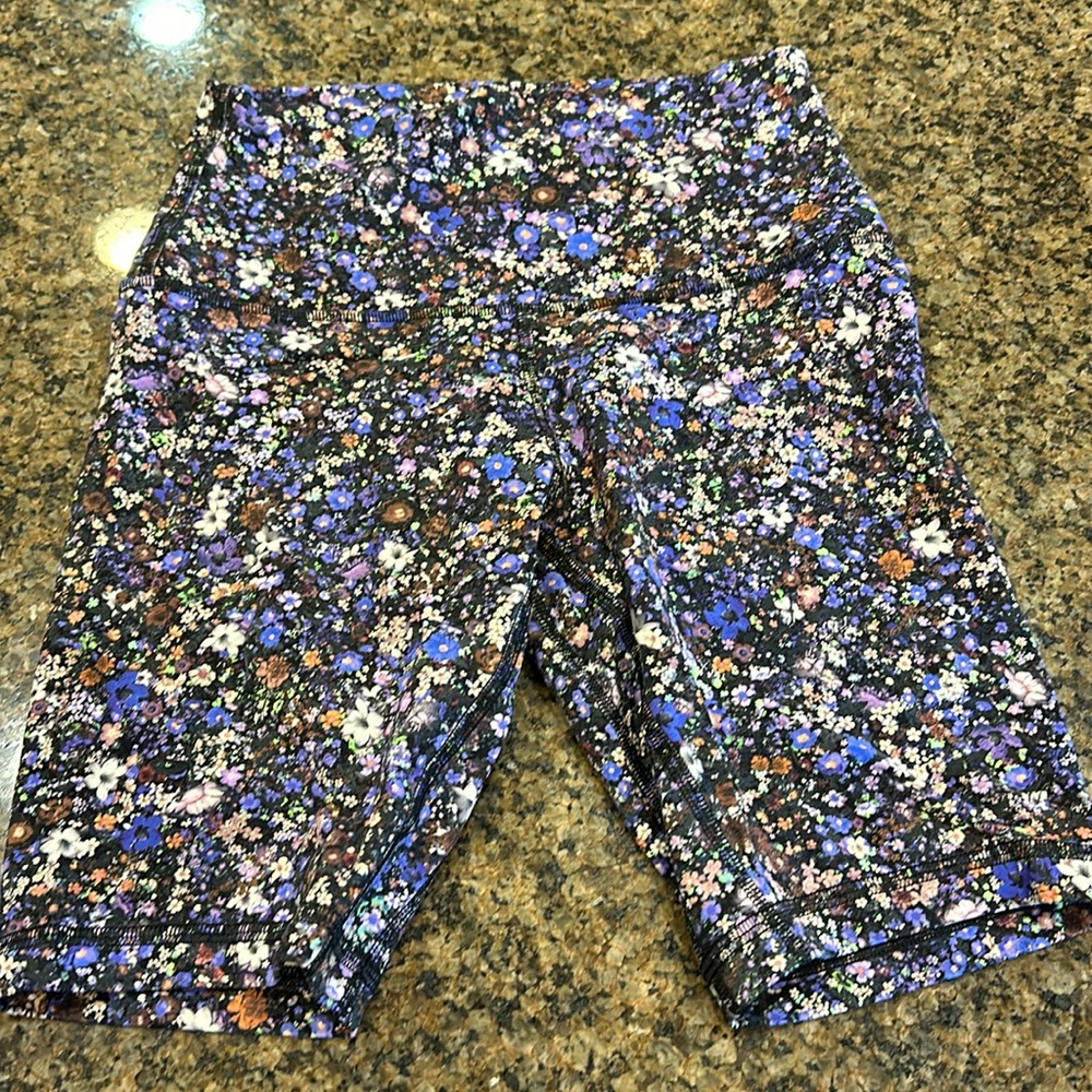 Lululemon size 4 floral shorts